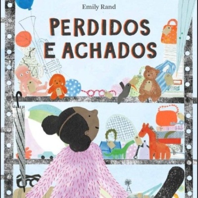 Capa de livro infantil com título 'PERDIDOS E ACHADOS' e ilustração de criança e brinquedos