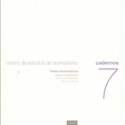 Capa de caderno branco com texto em lilás e logotipo no canto inferior