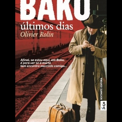 Homem de casaco bege e chapéu numa plataforma com mala castanha, capa de livro BAKU últimos dias
