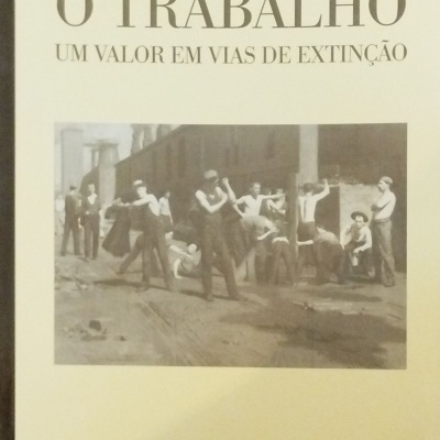Capa de livro 'O Trabalho Um Valor em Vias de Extinção' com ilustração de trabalhadores
