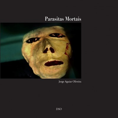 Capa de livro com máscara amarela e texto Parasitas Mortais