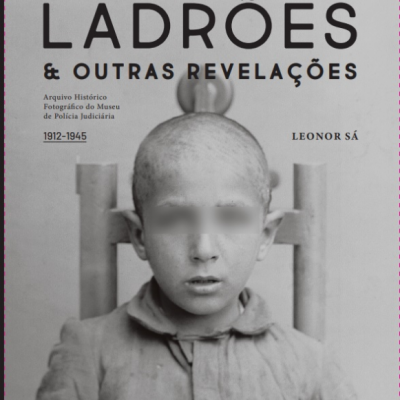 Capa de livro preto e branco com menino careca sentado e texto grande no topo