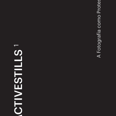 Capa de livro preta com texto branco sobre fotografia de protesto