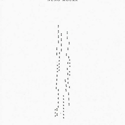 Capa de livro branca com título BRAÇADA e nome NUNO MOURA em preto, padrão vertical abstrato negro