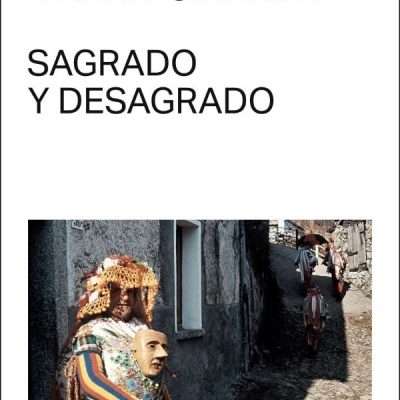 Capa de livro com título e autor e uma fotografia de pessoas em trajes tradicionais coloridos numa rua de pedra