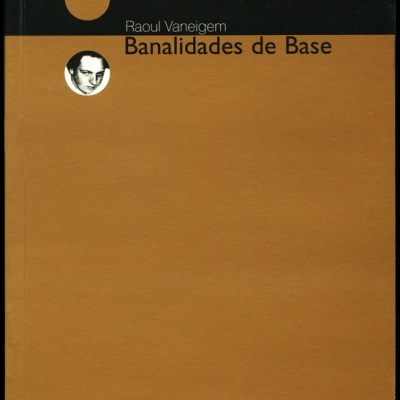Capa de livro castanha e preta com texto e fotografia de homem