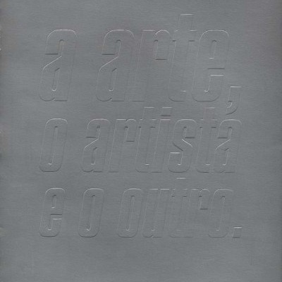 Capa cinza de livro com texto em relevo 'a arte, o artista e o outro.'