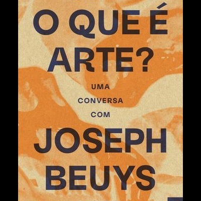 Capa do livro 'O QUE É ARTE? UMA CONVERSA COM JOSEPH BEUYS' com fundo de mãos laranja e bege