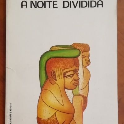 Capa de livro branco com título A NOITE DIVIDIDA, autor Sebastião Alba e ilustração de figuras humanas estilizadas.