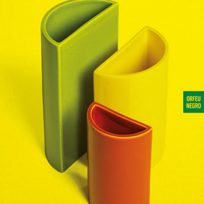 Capa de livro colorida com texto em verde e azul sobre fundo amarelo