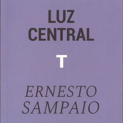 Capa de livro roxa com título 'LUZ CENTRAL' e autor 'ERNESTO SAMPAIO'
