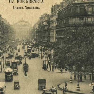 Fotografia a preto e branco de uma rua antiga movimentada com carros e pessoas, com texto 67, RUE GRENETA ISABEL NOGUEIRA