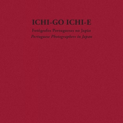 Capa de livro vermelha com texto preto