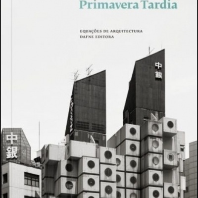 Capa de livro com fotografia a preto e branco de edifício modular e título Primavera Tardia