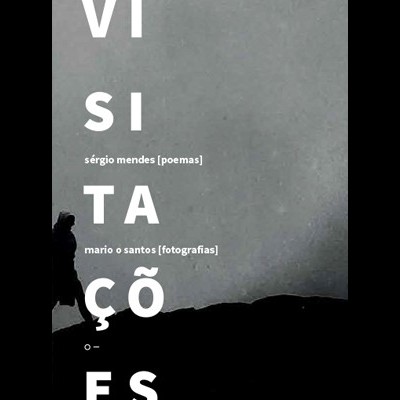 Capa de livro cinzenta com título branco vertical VISITAÇÕES e texto adicional
