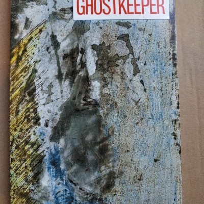 Capa de livro 'Ghostkeeper' com design abstrato azul, amarelo e cinza