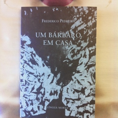 Livro 'UM BÁRBARO EM CASA' de Frederico Pedreira sobre imagem de rosto feminino com lábios vermelhos.