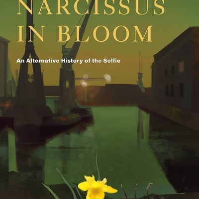 Capa do livro Narcissus in Bloom com flores amarelas e paisagem urbana