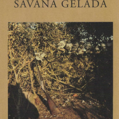 Capa do livro Savana Gelada de Manuel Bivar com imagem de arma encostada a árvore