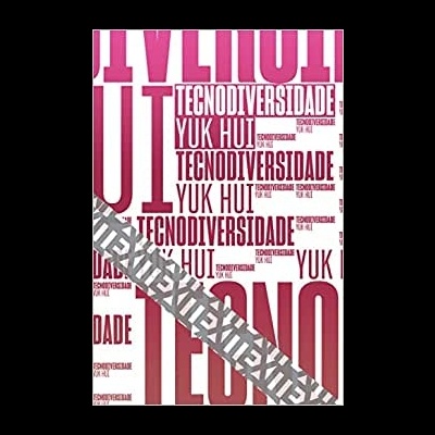 Padrão de texto répétido com as palavras TECNODIVERSIDADE e YUK HUT em vermelho, rosa, branco, e cinza