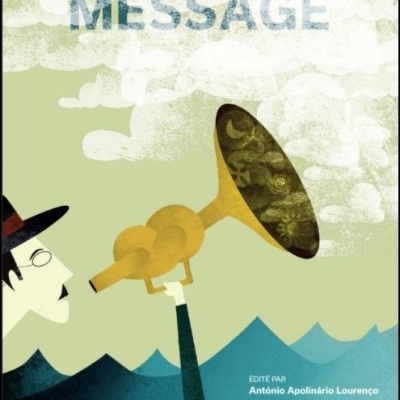 Capa de livro com título Message de Fernando Pessoa e ilustração de pessoa com trombeta amarela.