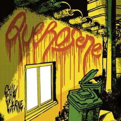 Grafite 'Quebrarene' em parede amarela com janela branca, candeeiro e contentor de lixo verdes