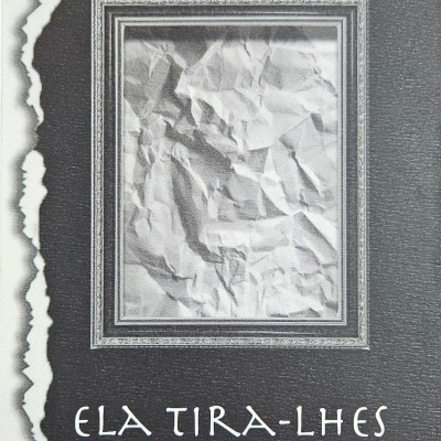 Capa do livro 'Ela Tira-lhes os Nomes e Outros Contos' de Ursula K. Le Guin com fundo preto e textura de papel amassado