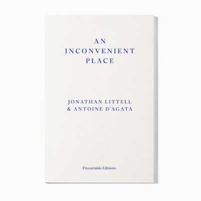 Livro branco com texto azul intitulado AN INCONVENIENT PLACE