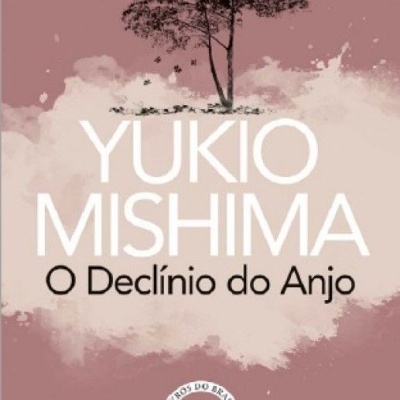 Capa de livro rosa com título YUKIO MISHIMA O Declínio do Anjo e árvore preta