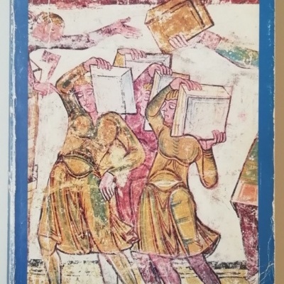 Capa do livro 'Memorial do Convento' de José Saramago com ilustração de figuras humanas e capa azul