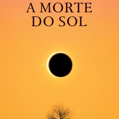 Capa de livro 'A Morte do Sol' com eclipse e árvore seca