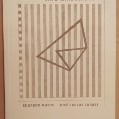 Capa de livro 'CAFÉ CANDELABRO' com design geométrico e texto de autores