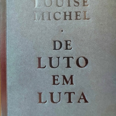Capa de livro cinzenta com texto prateado e preto e logótipo na parte inferior