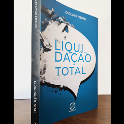 Livro azul Liquidacao Total de José Xavier Ezequiel sobre mesa de madeira