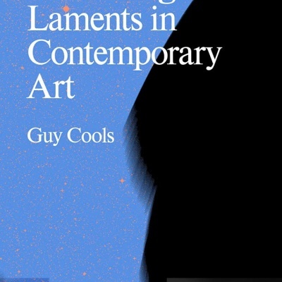 Capa de livro azul com texto branco e forma preta