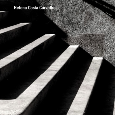 Imagem da capa do livro Núbil, mostrando escadas e parede com sombra e texto do título e autor.