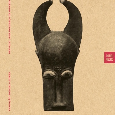 Capa de livro com escultura negra de cabeça com chifres e texto em vermelho