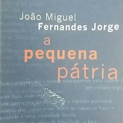 Capa de livro azul 'a pequena pátria' de João Miguel Fernandes Jorge com editora Editorial Presença