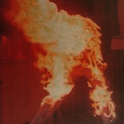 Pessoa em chamas com fogo cobrindo a roupa e corpo