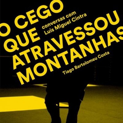 Capa de livro preto com texto amarelo e silhueta de pessoa sentada sob luz amarela