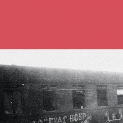 Capa de livro com fundo vermelho e imagem a preto e branco de um vagão de comboio