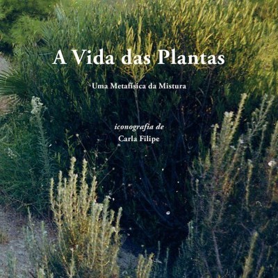 Capa de livro com título A Vida das Plantas e vegetação ao fundo