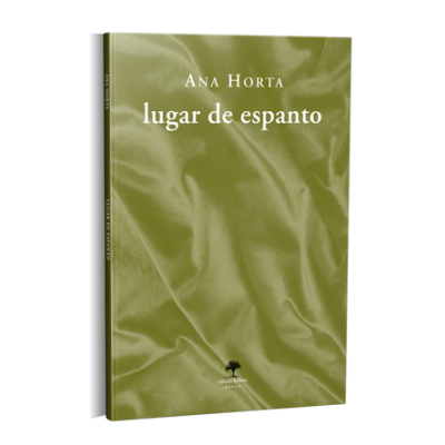 Capa de livro verde oliva com texto branco e textura de seda amassada.