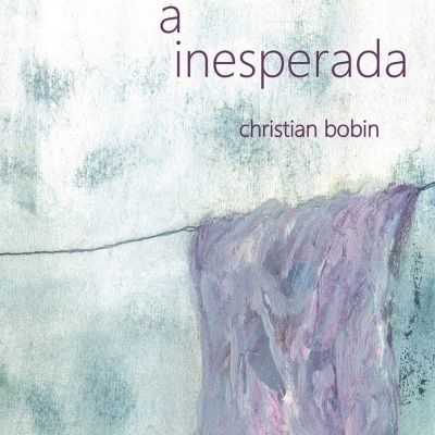 Capa do livro a inesperada com roupa roxa pendurada num estendal