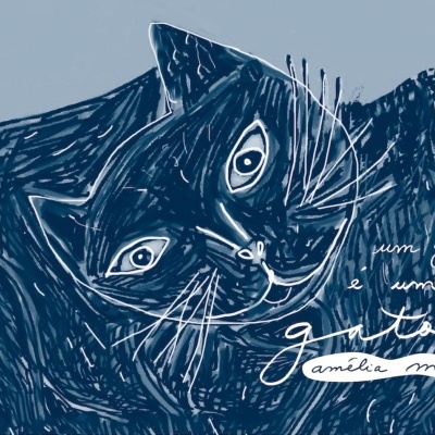Ilustração estilizada de gato preto com texto manuscrito branco em fundo azul claro