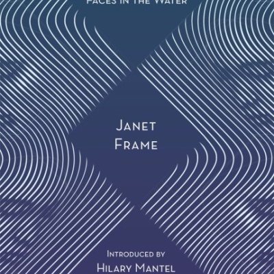 Capa de livro azul com padrões brancos e texto em branco