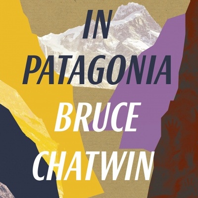 Capa do livro 'IN PATAGONIA' de Bruce Chatwin com design abstrato e texto em várias cores
