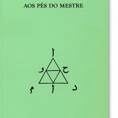 Capa verde de livro com título e autor em preto e símbolo triangular manuscrito.