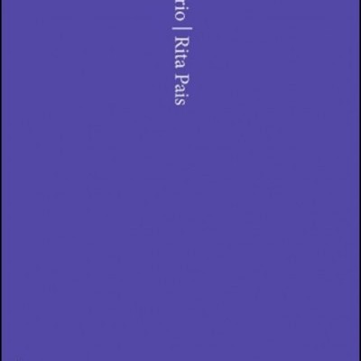 Capa de livro azul com texto branco vertical Aleatório | Rita Pais