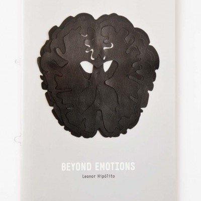 Capa de livro branco com ilustração preta e texto BEYOND EMOTIONS Leonor Hipólito